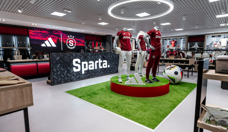 Pražské letiště má první sportovní fanshop, nakoupí tam příznivci fotbalové Sparty