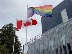 Magistrát vyvěsil duhovou vlajku, přidala se ministerstva a dopravní podnik. Duhově rozsvítí i Petřínskou rozhlednu