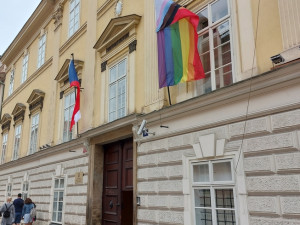 Vlajka na ministerstvu školství.