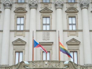Vlajka na ministerstvu zahraničí.