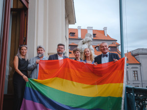 Magistrát vyvěsil duhovou vlajku, přidala se ministerstva a dopravní podnik. Duhově rozsvítí i Petřínskou rozhlednu