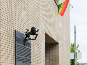 Vlajka na ministerstvu vnitra.