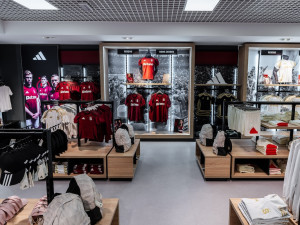 Pražské letiště má první sportovní fanshop, nakoupí tam příznivci fotbalové Sparty