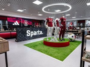 Pražské letiště má první sportovní fanshop, nakoupí tam příznivci fotbalové Sparty