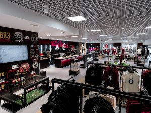 Pražské letiště má první sportovní fanshop, nakoupí tam příznivci fotbalové Sparty