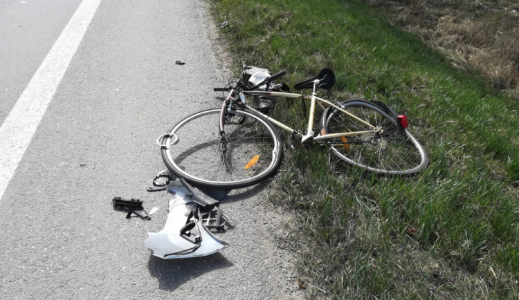 Řidič osobáku nedal přednost cyklistovi, srazil ho a ujel. Cyklista skončil v nemocnici