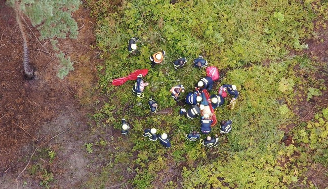Ležícího seniora ztraceného beznadějně uprostřed lesa dokázal najít speciální dron do deseti minut