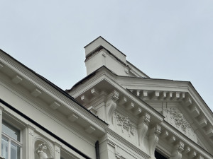 Podle právníků nese odpovědnost za pád římsy majitel domu