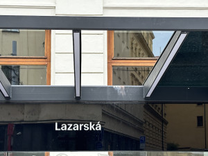 Podle právníků nese odpovědnost za pád římsy majitel domu