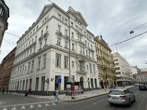Podle právníků nese odpovědnost za pád římsy majitel domu. Policisté vše prověřují jako usmrcení z nedbalosti