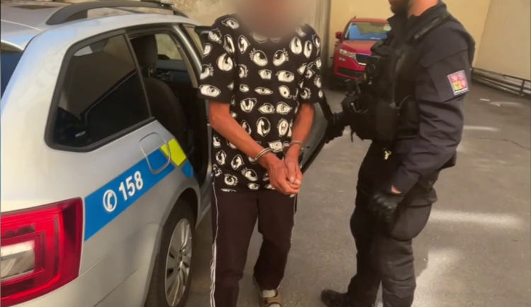 Muže zadrželi na zastávce MHD.