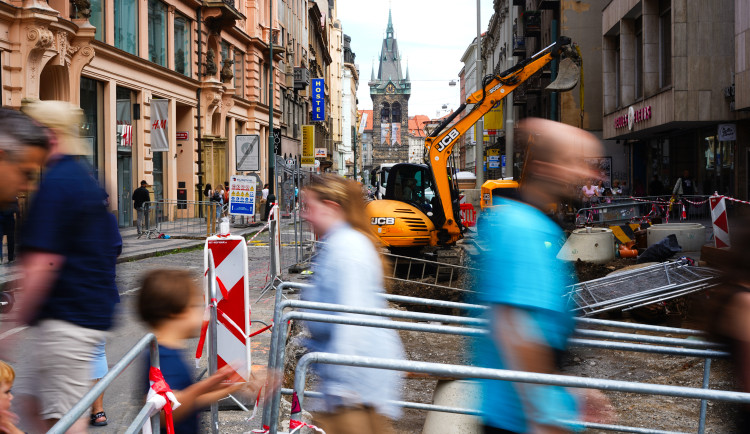 FOTOGALERIE: Praha rozkopaná. Podívejte se, jak postupují práce na Václaváku nebo u Lihovaru