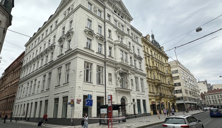 Podle právníků nese odpovědnost za pád římsy majitel domu