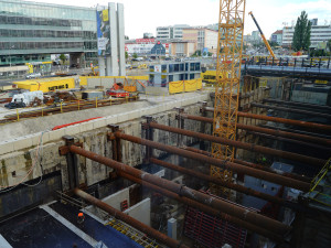 FOTOGALERIE: Praha rozkopaná. Podívejte se na zaprášené Holešovice a oplocenou Pankrác