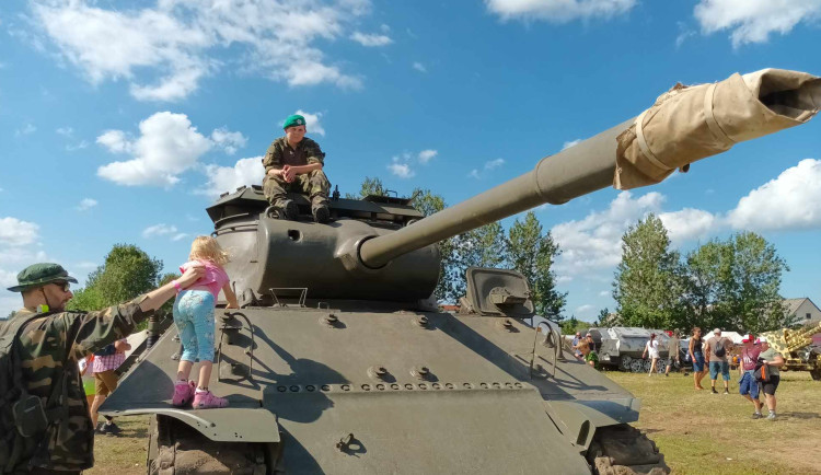 FOTOGALERIE: Tanky, transportéry, vojenská technika. Na louce u Drahan sledovaly bojové ukázky tisíce lidí