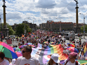 VIDEO: Praha dnes hraje duhovými barvami. Letošního průvodu Prague Parade se zúčastnily desítky tisíc lidí