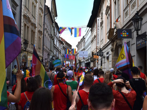 Praha dnes hraje duhovými barvami. Letošního průvodu Prague Pride se zúčastnily desítky tisíc lidí