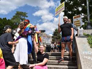 Praha dnes hraje duhovými barvami. Letošního průvodu Prague Pride se zúčastnily desítky tisíc lidí