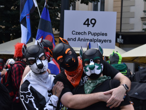 Praha dnes hraje duhovými barvami. Letošního průvodu Prague Pride se zúčastnily desítky tisíc lidí