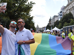 Praha dnes hraje duhovými barvami. Letošního průvodu Prague Pride se zúčastnily desítky tisíc lidí