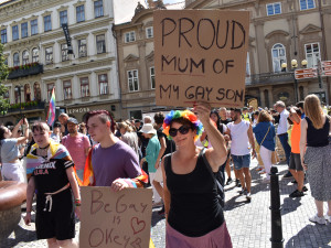 Praha dnes hraje duhovými barvami. Letošního průvodu Prague Pride se zúčastnily desítky tisíc lidí