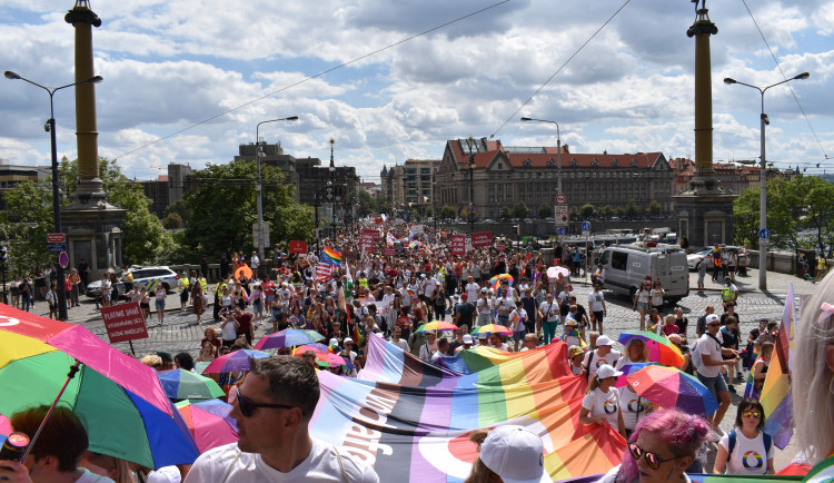 Praha dnes hraje duhovými barvami. Letošního průvodu Prague Pride se zúčastnily desítky tisíc lidí
