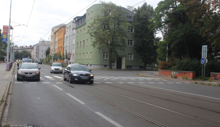 Policie hledá svědky nehody, při které auto v Olomouci zachytilo a zranilo jednasedmdesátiletého cyklistu