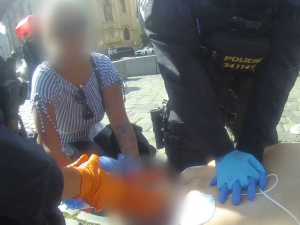 VIDEO: Turista zkolaboval na Staromáku, o jeho život bojovali kolemjdoucí zdravotní sestry a policisté