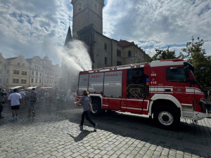 Dobrovolní hasiči začali v centru Prahy ochlazovat ulice kropením