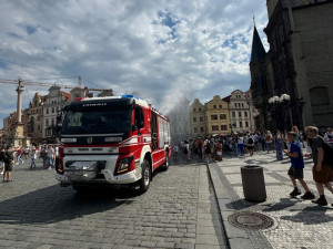 Dobrovolní hasiči začali v centru Prahy ochlazovat ulice kropením