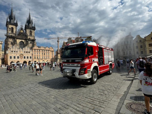 Dobrovolní hasiči začali v centru Prahy ochlazovat ulice kropením