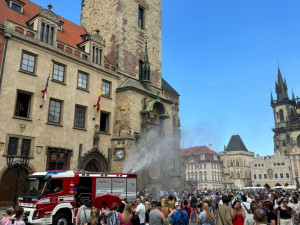 Dobrovolní hasiči začali v centru Prahy ochlazovat ulice kropením