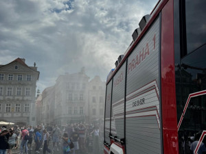 Dobrovolní hasiči začali v centru Prahy ochlazovat ulice kropením