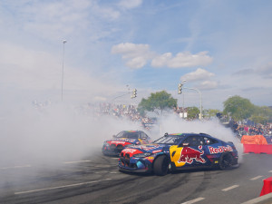 FOTOGALERIE: Karlín přivítal ikonickou formuli 1 a další motosportové vozy