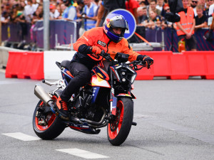 FOTOGALERIE: Karlín přivítal ikonickou formuli 1 a další motosportové vozy