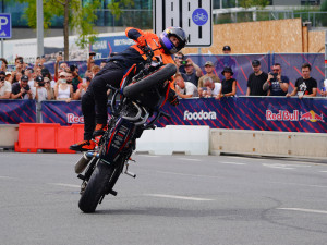 FOTOGALERIE: Karlín přivítal ikonickou formuli 1 a další motosportové vozy