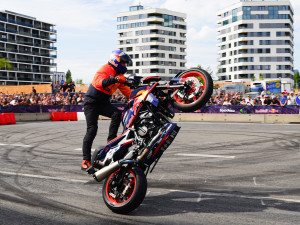 FOTOGALERIE: Karlín přivítal ikonickou formuli 1 a další motosportové vozy