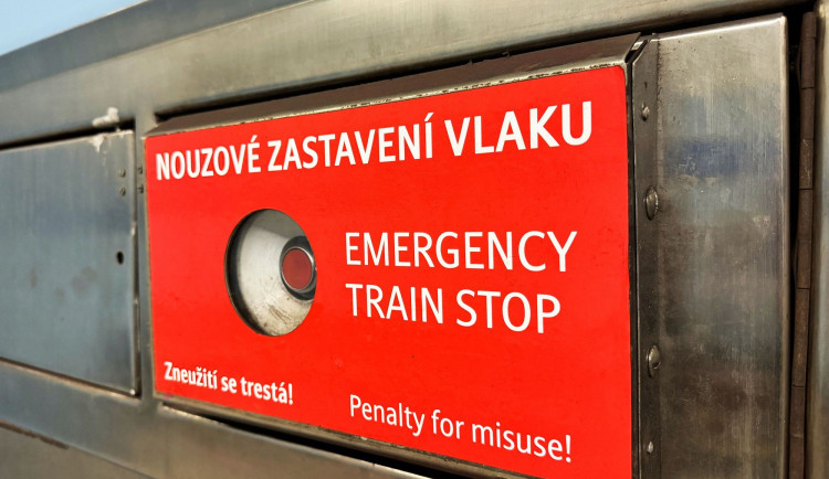 Při pádu do kolejí v metru může nouzové tlačítko zachránit život. Lidé o něm často nevědí