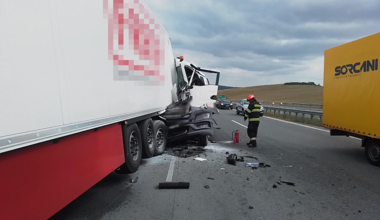 Nehoda dvou kamionů uzavřela dálnici D1 u Brna. Jeden z nich převážel desítky tisíc litrů nafty