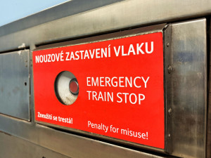 Při pádu do kolejí v metru může nouzové tlačítko zachránit život. Lidé o něm často nevědí