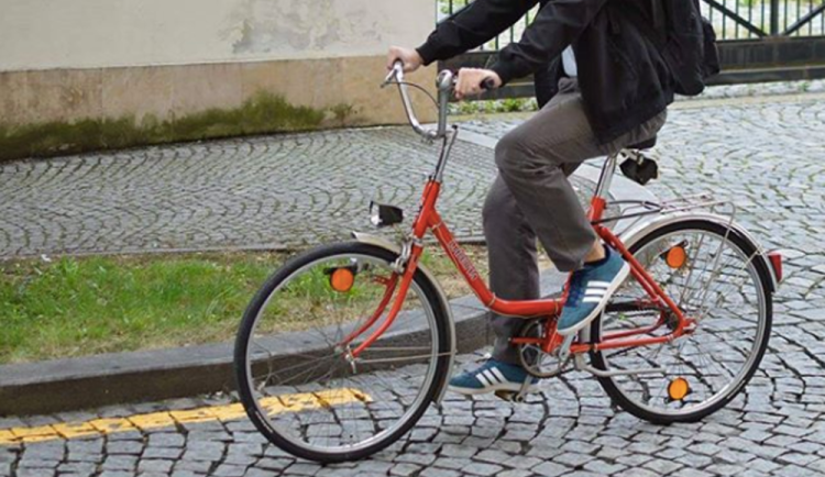 Opilý cyklista spadl na chodník a těžce se zranil. Nadýchal skoro čtyři promile