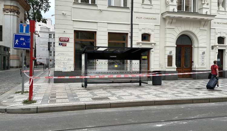 Kvůli zřícení římsy v Lazarské zadali kriminalisté znalecký posudek. Vypracování potrvá několik měsíců