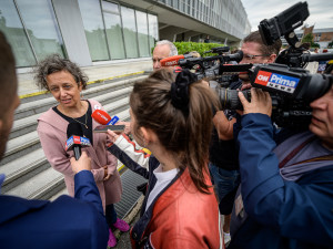 Desítky lidí protestovaly před budovou České televize kvůli ukončení pořadu 168 hodin