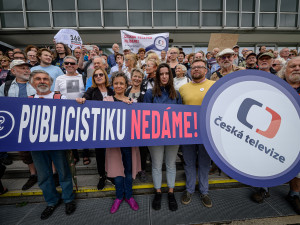 Desítky lidí protestovaly před budovou České televize kvůli ukončení pořadu 168 hodin