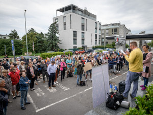 Desítky lidí protestovaly před budovou České televize kvůli ukončení pořadu 168 hodin