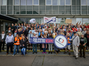 Desítky lidí protestovaly před budovou České televize kvůli ukončení pořadu 168 hodin