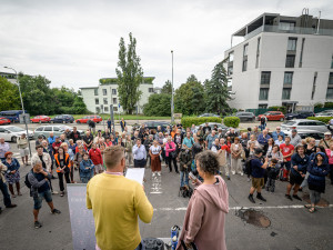 Desítky lidí protestovaly před budovou České televize kvůli ukončení pořadu 168 hodin