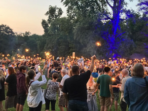 Lidé se sešli před ruskou ambasádou podpořit Ukrajinu a připomenout okupaci v roce 68