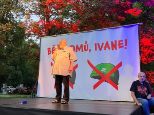 Lidé se sešli před ruskou ambasádou podpořit Ukrajinu a připomenout okupaci v roce 68