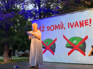 Lidé se sešli před ruskou ambasádou podpořit Ukrajinu a připomenout okupaci v roce 68